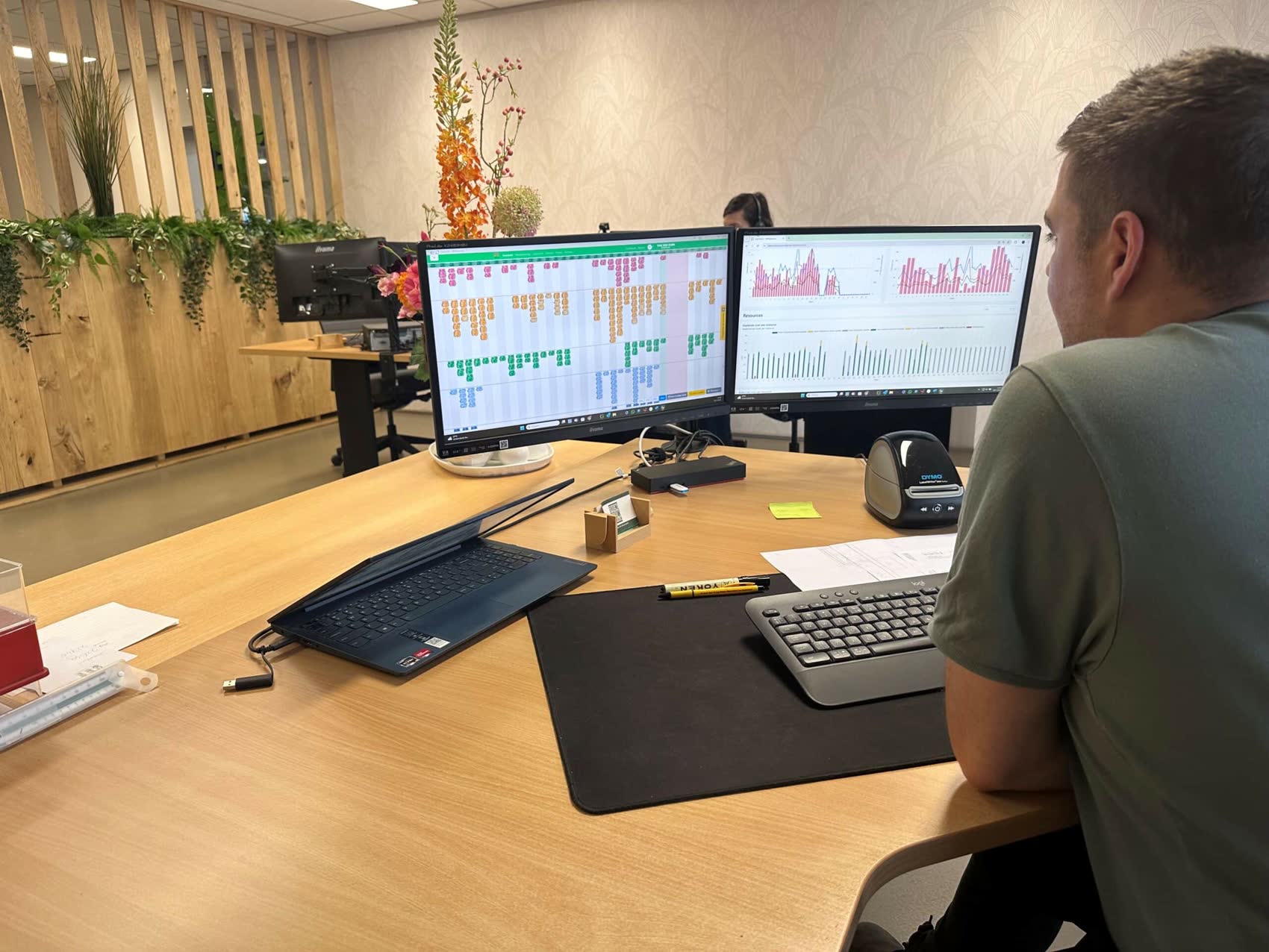 Bij Houthelden staat de planning naast het dashboard op twee schermen